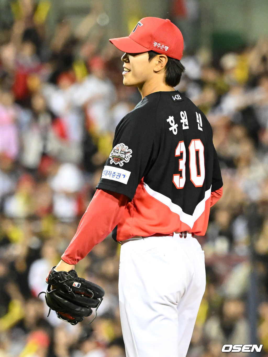KIA가 이승엽 감독이 자진 사퇴한 두산을 제물로 5할 승률 복귀에 성공했다. 프로야구 KIA 타이거즈는 3일 서울 잠실구장에서 열린 2025 신한 SOL뱅크 KBO리그 두산 베어스와의 시즌 7차전에서 11-3으로 승리했다.경기 종료 후 KIA 홍원빈이 미소를 짓고 있다. 2025.06.03 /sunday@osen.co.kr