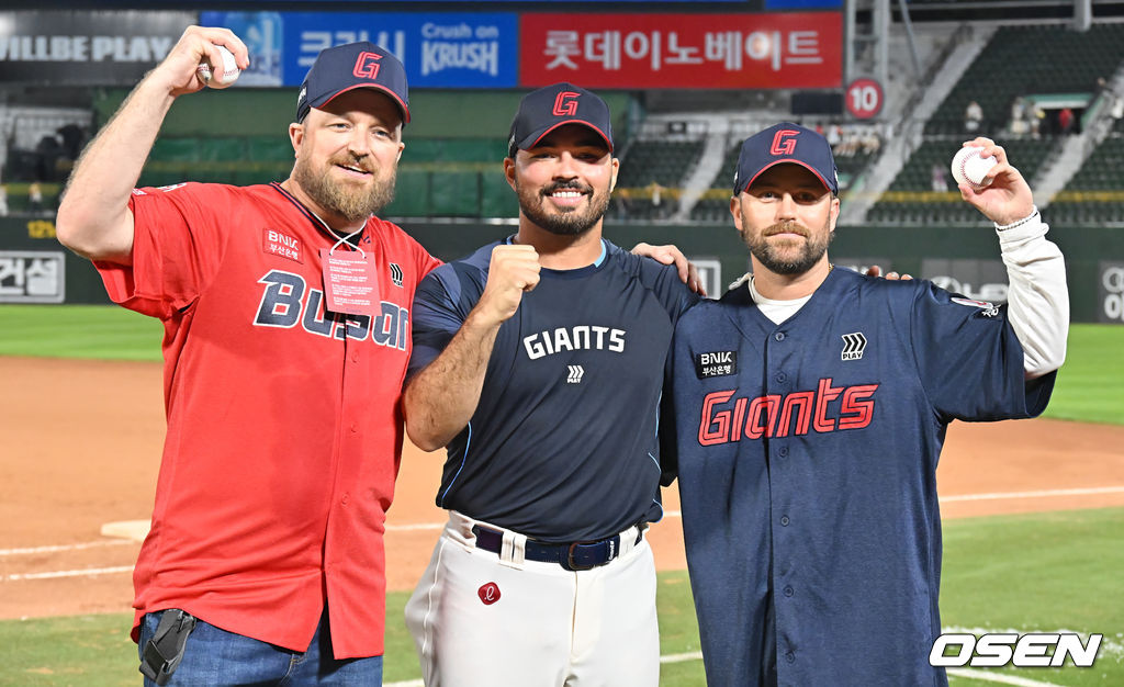 KBO리그 데뷔 첫승을 올린 롯데 자이언츠 선발 투수 감보아가 직접 응원을 온 형제들과 기념촬영을 하고 있다.