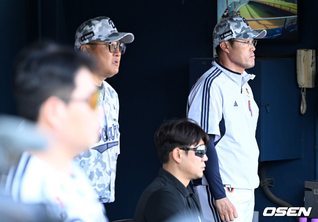 3일 오후 서울 잠실야구장에서 2025 신한 SOL Bank KBO리그 두산 베어스와 KIA 타이거즈의 경기가 열렸다.두산은 곽빈, KIA는 양현종을 선발 투수로 내세웠다.두산 조성환 감독대행이 선수들에게 박수를 보내고 있다. 2025.06.03 /sunday@osen.co.kr
