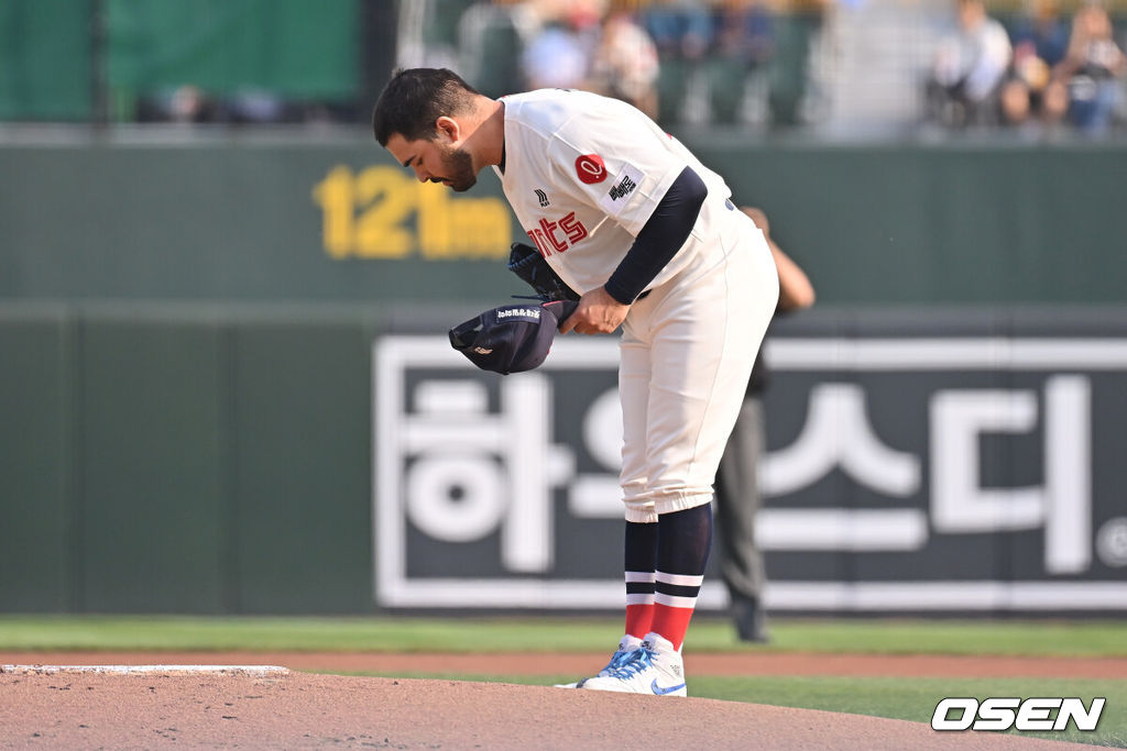 3일 부산 사직야구장에서 2025 신한 SOL 뱅크 KBO 리그 롯데 자이언츠와 키움 히어로즈의 경기가 열렸다. 홈팀 롯데는 감보아가, 방문팀 키움은 김연주가 선발 출전했다.롯데 자이언츠 선발 투수 감보아가 사직팬들에게 인사를 하고 있다. 2025.06.03 / foto0307@osen.co.kr