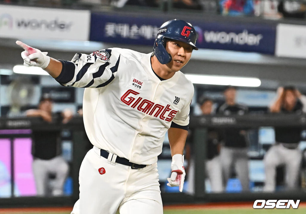 4일 부산 사직야구장에서 2024 신한 SOL 뱅크 KBO 리그 롯데 자이언츠와 KT 위즈의 경기가 열렸다. 롯데 이정훈이 7회말 무사 1,3루 역전 1타점 우익수 앞 안타를 치고 세리머니를 하고 있다. 2024.09.04 / foto0307@osen.co.kr