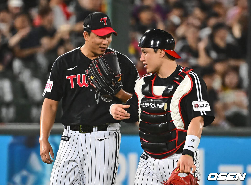 23일 부산 사직야구장에서 2024 신한 SOL 뱅크 KBO 리그 롯데 자이언츠와 LG 트윈스의 경기가 열렸다. 홈팀 롯데는 윌커슨이 선발 출전하고 LG 트윈스는 엔스가 선발 출전했다.LG 트윈스 정우영과 박동원이 8회말 1사 2루 롯데 자이언츠 손호영의 3루 땅볼때 2루주자 윤동희를 잡고 활짝 웃고 있다. 2024.07.23 / foto0307@osen.co.kr