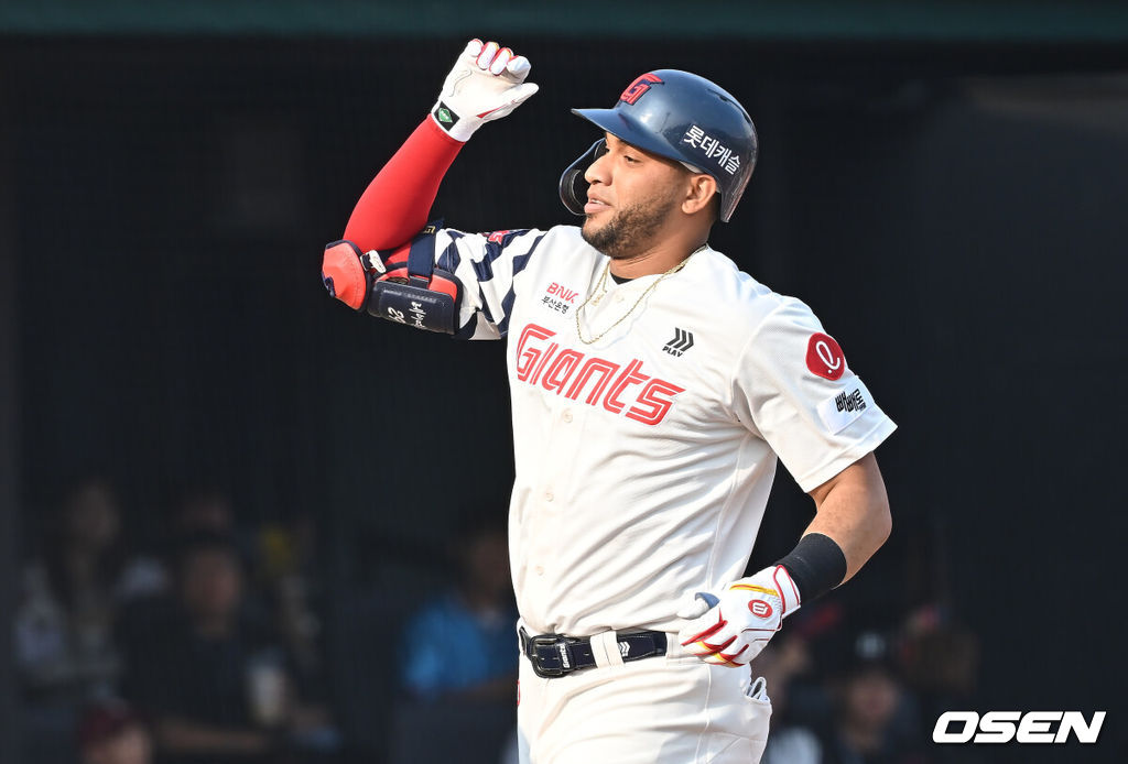 3일 부산 사직야구장에서 2025 신한 SOL 뱅크 KBO 리그 롯데 자이언츠와 키움 히어로즈의 경기가 열렸다. 홈팀 롯데는 감보아가, 방문팀 키움은 김연주가 선발 출전했다.롯데 자이언츠 레이예스가 1회말 무사 2루 우월 2점 홈런을 치고 하이파이브를 하고 있다. 2025.06.03 / foto0307@osen.co.kr