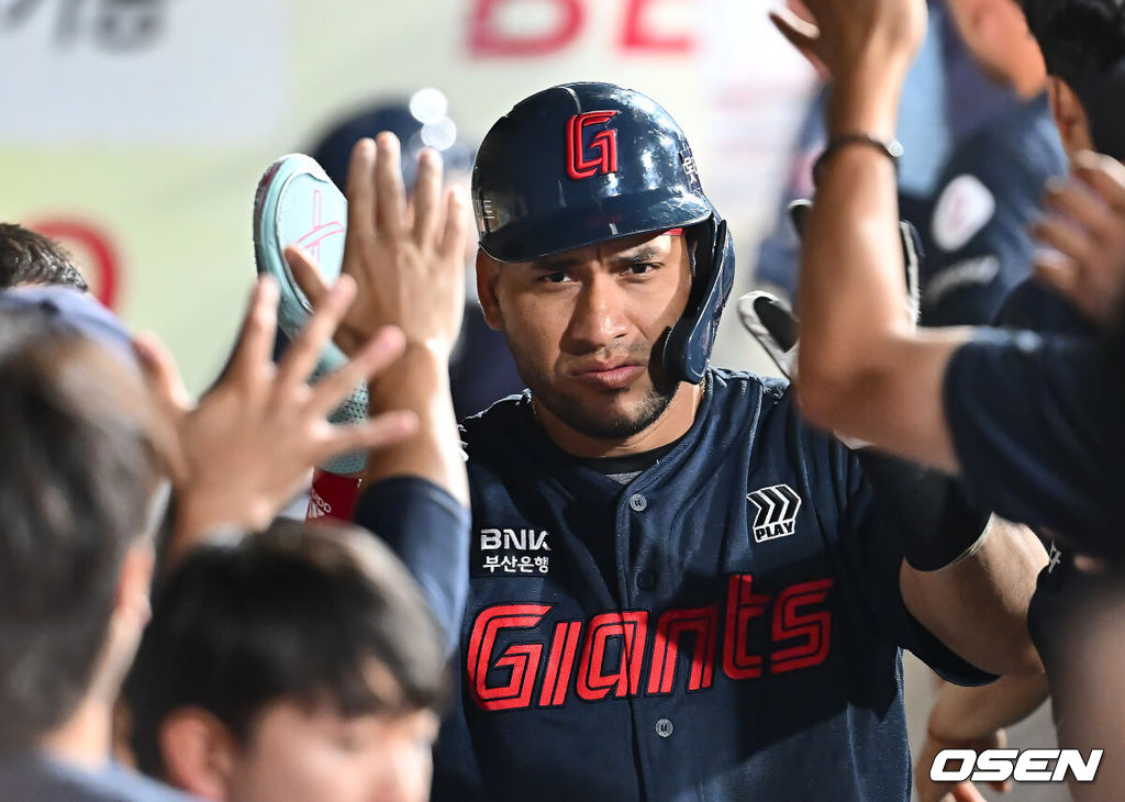 27일 대구삼성라이온즈파크에서 2025 신한 SOL 뱅크 KBO 리그 삼성 라이온즈와 롯데 자이언츠의 경기가 열렸다. 홈팀 삼성은 후라도가, 방문팀 롯데는 감보아가 선발 출전했다. 롯데 자이언츠 레이예스가 8회초 2사 2루 윤동희의 좌중간 1타점 안타때 득점을 올리고 하이파이브를 하고 있다. 2025.05.27 / foto0307@osen.co.kr
