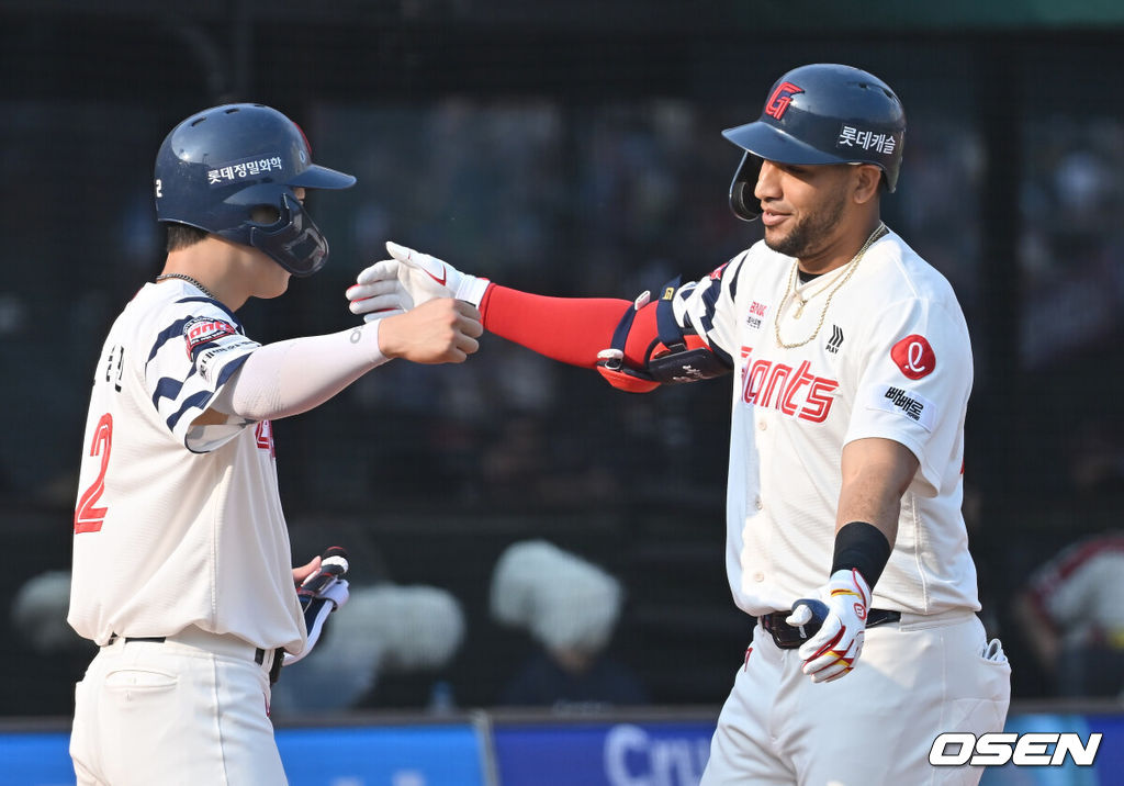 3일 부산 사직야구장에서 2025 신한 SOL 뱅크 KBO 리그 롯데 자이언츠와 키움 히어로즈의 경기가 열렸다. 홈팀 롯데는 감보아가, 방문팀 키움은 김연주가 선발 출전했다.롯데 자이언츠 레이예스가 1회말 무사 2루 우월 2점 홈런을 치고 고승민과 포옹을 하고 있다. 2025.06.03 / foto0307@osen.co.kr
