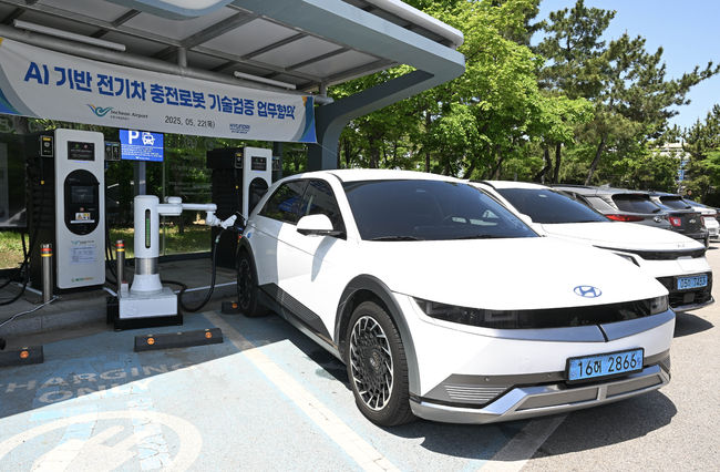 AI 기반 전기차 자동 충전 로봇으로 아이오닉5 차량을 충전하는 모습.
