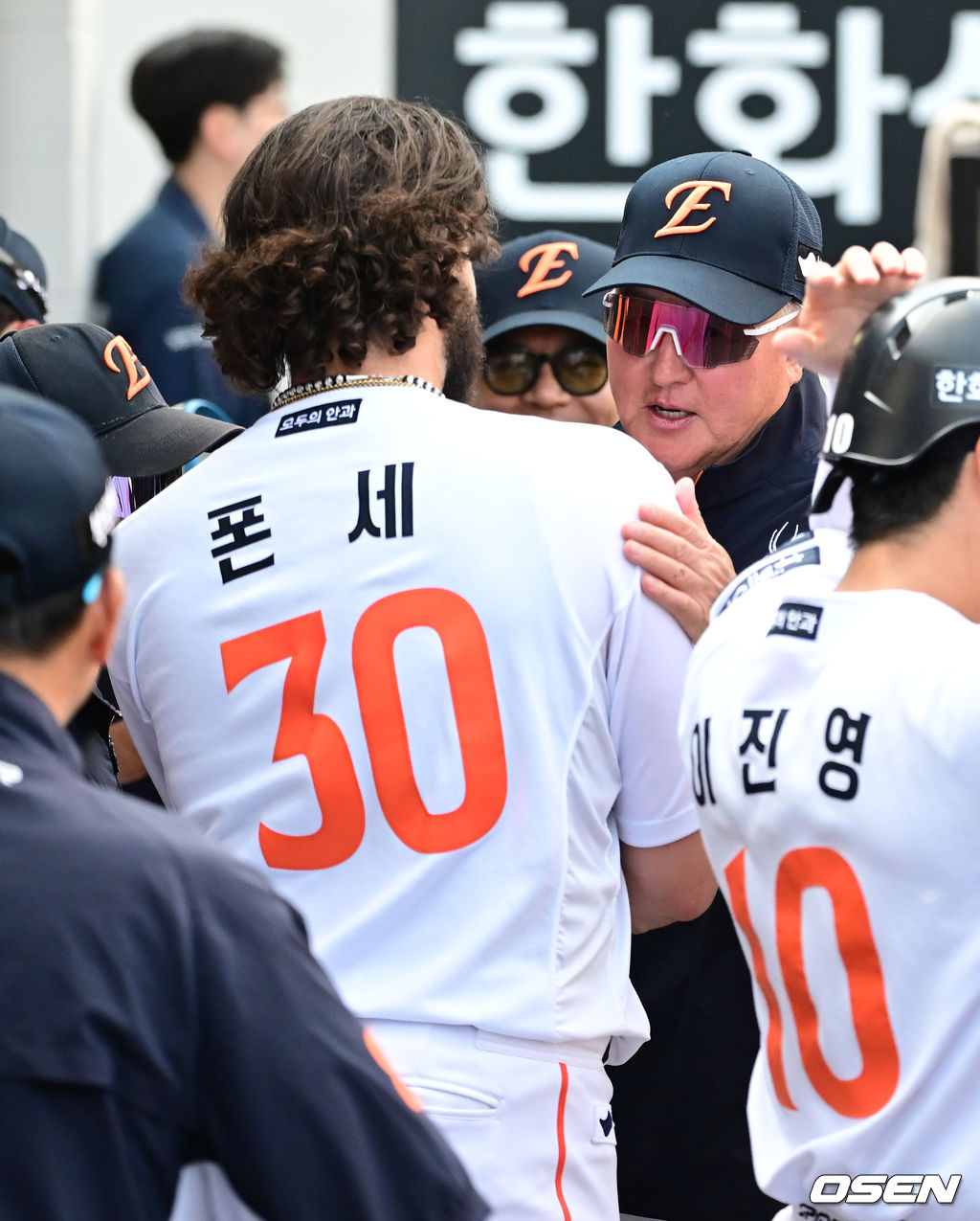 6회초 종료 후 한화 김경문 감독, 폰세가 더그아웃에서 이야기를 나누고 있다. 2025.06.03 / ksl0919@osen.co.kr