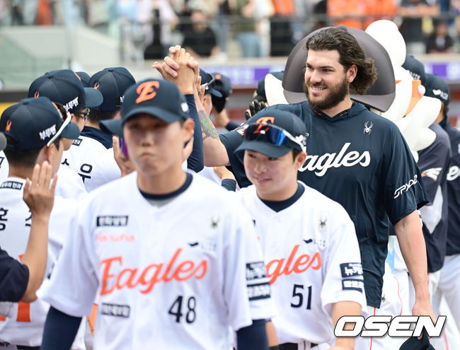 [OSEN=대전, 김성락 기자] 프로야구 한화 이글스가 에이스 코디 폰세의 호투와 타선 폭발에 힘입어 대승을 거뒀다. 한화는 3일 대전 한화생명볼파크에서 열린 2025 신한 SOL Bank KBO리그 KT 위즈와의 홈경기를 10-1로 승리했다. 승리가 확정된 순간 한화 폰세가 동료 선수들과 기쁨을 나누고 있다. 2025.06.03 / ksl0919@osen.co.kr
