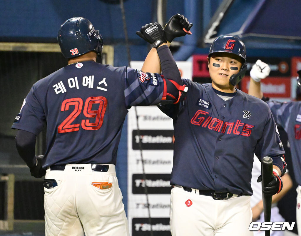 17일 오후 서울 잠실야구장에서 ‘2024 신한 SOL Bank KBO리그’ 두산 베어스와 롯데 자이언츠의 경기가 열렸다.이날 두산은 최준호를, 롯데는 윌커슨을 선발투수로 내세웠다.6회초 1사 롯데 레이예스가 선취 솔로 홈런을 날린 뒤 더그아웃에서 한동희와 하이파이브를 하고 있다. 2024.05.17 / ksl0919@osen.co.kr