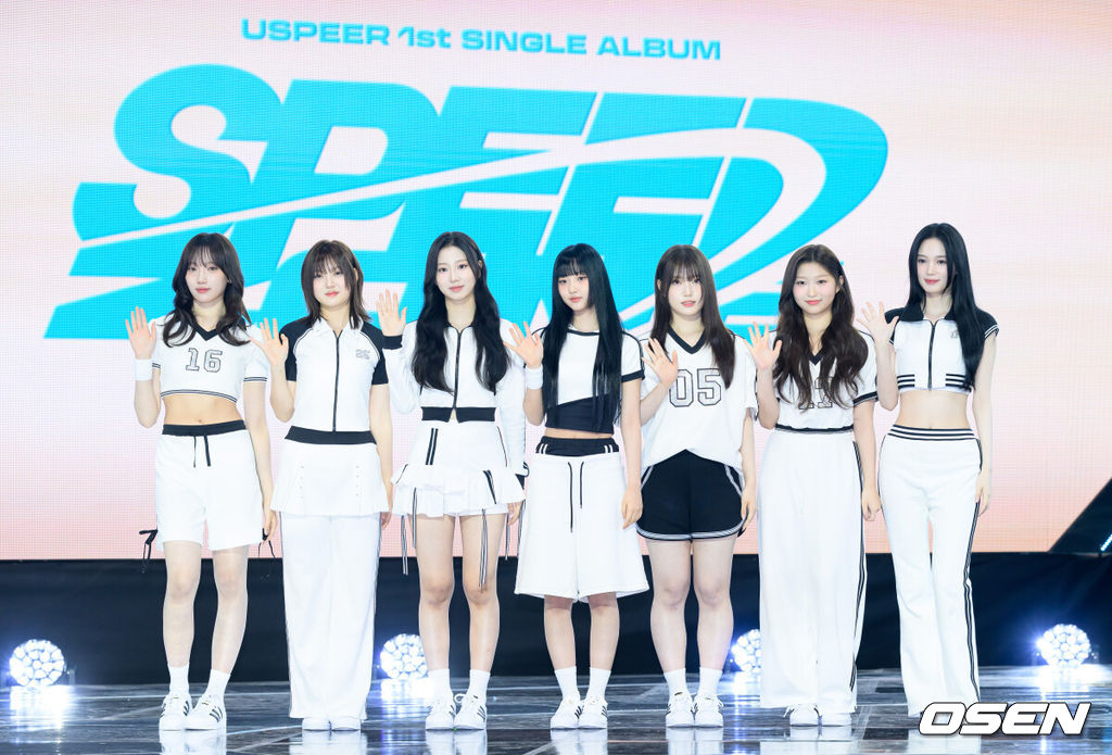 4일 서울 마포구 SBS프리즘타워에서 그룹 USPEER (유스피어) 첫 싱글 앨범 ‘SPEED ZONE(스피드 존)’ 발매 기념 쇼케이스가 열렸다. USPEER는 WM엔터테인먼트가 오마이걸 이후 약 10년 만에 선보이는 걸그룹이다. 팀명 USPEER는 'US(우리)'와 'SPEER(질문하다, 묻다)'의 합성어로, '우리가 함께 세상의 본질을 이해하고 더 나은 미래를 창조하겠다'라는 의미를 담았다.유스피어가 포토타임을 가지고 있다. 2025.06.04 /sunday@osen.co.kr