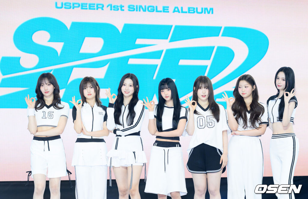 4일 서울 마포구 SBS프리즘타워에서 그룹 USPEER (유스피어) 첫 싱글 앨범 ‘SPEED ZONE(스피드 존)’ 발매 기념 쇼케이스가 열렸다. USPEER는 WM엔터테인먼트가 오마이걸 이후 약 10년 만에 선보이는 걸그룹이다. 팀명 USPEER는 'US(우리)'와 'SPEER(질문하다, 묻다)'의 합성어로, '우리가 함께 세상의 본질을 이해하고 더 나은 미래를 창조하겠다'라는 의미를 담았다.유스피어가 포토타임을 가지고 있다. 2025.06.04 /sunday@osen.co.kr