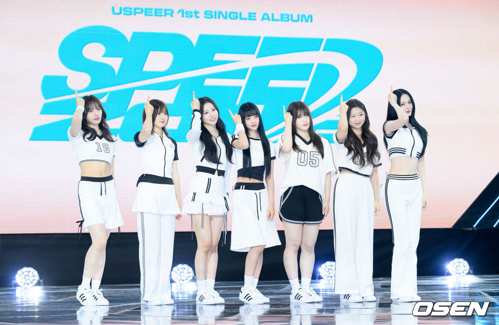 4일 서울 마포구 SBS프리즘타워에서 그룹 USPEER (유스피어) 첫 싱글 앨범 ‘SPEED ZONE(스피드 존)’ 발매 기념 쇼케이스가 열렸다. USPEER는 WM엔터테인먼트가 오마이걸 이후 약 10년 만에 선보이는 걸그룹이다. 팀명 USPEER는 'US(우리)'와 'SPEER(질문하다, 묻다)'의 합성어로, '우리가 함께 세상의 본질을 이해하고 더 나은 미래를 창조하겠다'라는 의미를 담았다.유스피어가 포토타임을 가지고 있다. 2025.06.04 /sunday@osen.co.kr