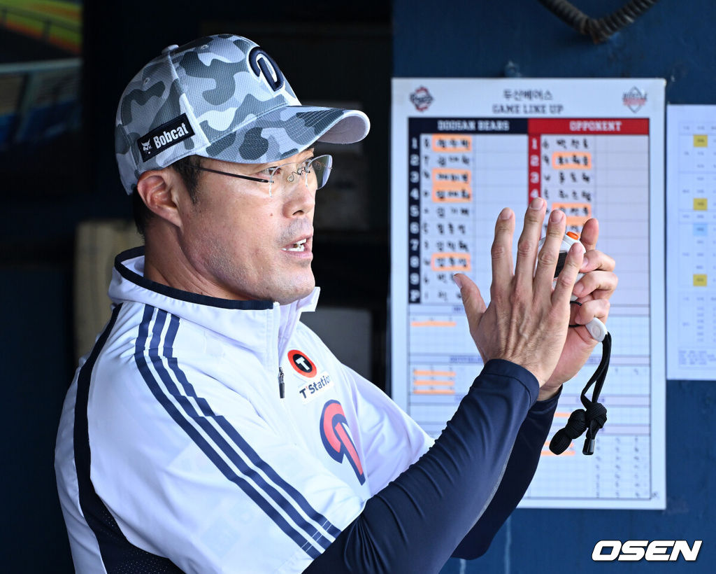 3일 오후 서울 잠실야구장에서 2025 신한 SOL Bank KBO리그 두산 베어스와 KIA 타이거즈의 경기가 열렸다.두산은 곽빈, KIA는 양현종을 선발 투수로 내세웠다.두산 조성환 감독대행이 선수들에게 박수를 보내고 있다. 2025.06.03 /sunday@osen.co.kr