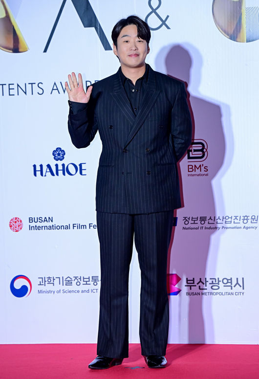 6일 오후 부산 해운대구 영화의전당 BIFF 야외무대에서 제29회 부산국제영화제 '2024 아시아콘텐츠어워즈&글로벌OTT어워즈’가 열렸다.<br /><br />이번 부산국제영화제(이하 부국제)에서는 지난 2일 개막작 ‘전.란’을 시작으로 상영작 54편을 포함해 총 63개국의 영화작품 278편을 영화의전당, CGV센텀시티, 롯데시네마 센텀시티, 영화진흥위원회 표준시사실, 메가박스 부산극장 등 총 5개 극장 26개 상영관에서 만나 볼 수 있다.<br /><br />배우 안재홍이 포즈를 취하고 있다. 2024.10.06 / jpnews@osen.co.kr