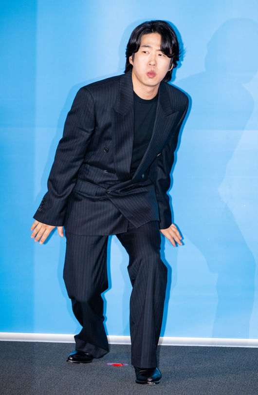 26일 오후 서울 용산아이파크몰 내 CGV 용산에서 영화 '하이파이브'(감독 강형철) 언론시사회가 진행됐다.<br /><br />배우 이재인과 안재홍, 라미란 등이 출연하는 영화 '하이파이브'는 장기이식으로 우연히 각기 다른 초능력을 얻게 된 다섯 명이 그들의 능력을 탐하는 자들과 만나 벌어지는 이야기를 그린 코믹 액션 활극으로 오는 30일 개봉된다.<br /><br />배우 안재홍이 포즈를 취하고 있다. 2025.05.26 / soul1014@osen.co.kr
