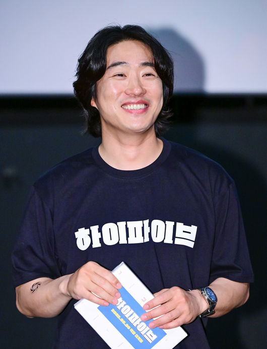 31일 오후 서울 영등포 CGV에서 영화 '하이파이브'(감독 강형철) 무대인사가 진행됐다.<br /><br />배우 이재인과 안재홍, 라미란 등이 출연하는 영화 '하이파이브'는 장기이식으로 우연히 각기 다른 초능력을 얻게 된 다섯 명이 그들의 능력을 탐하는 자들과 만나 벌어지는 이야기를 그린 코믹 액션 활극으로 지난 30일 개봉했다.<br /><br />배우 안재홍이 관객들과의 만남을 갖고 있다. 2025.05.31 / dreamer@osen.co.kr