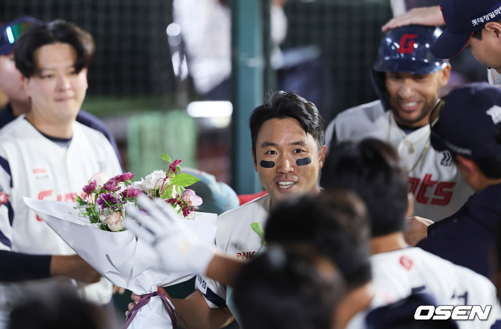 4일 부산 사직야구장에서 2025 신한 SOL 뱅크 KBO 리그 롯데 자이언츠와 키움 히어로즈의 경기가 열렸다. 홈팀 롯데는 박세웅이, 방문팀 키움은 김윤하가 선발 출전했다.롯데 자이언츠 전준우가 7회말 1사 2,3루 전민재의 우익수 앞 안타와 우익수 송구 실책으로 득점을 올리고 2000안타 달성 축하 꽃다발을 받고 있다. 2025.06.04 / foto0307@osen.co.kr