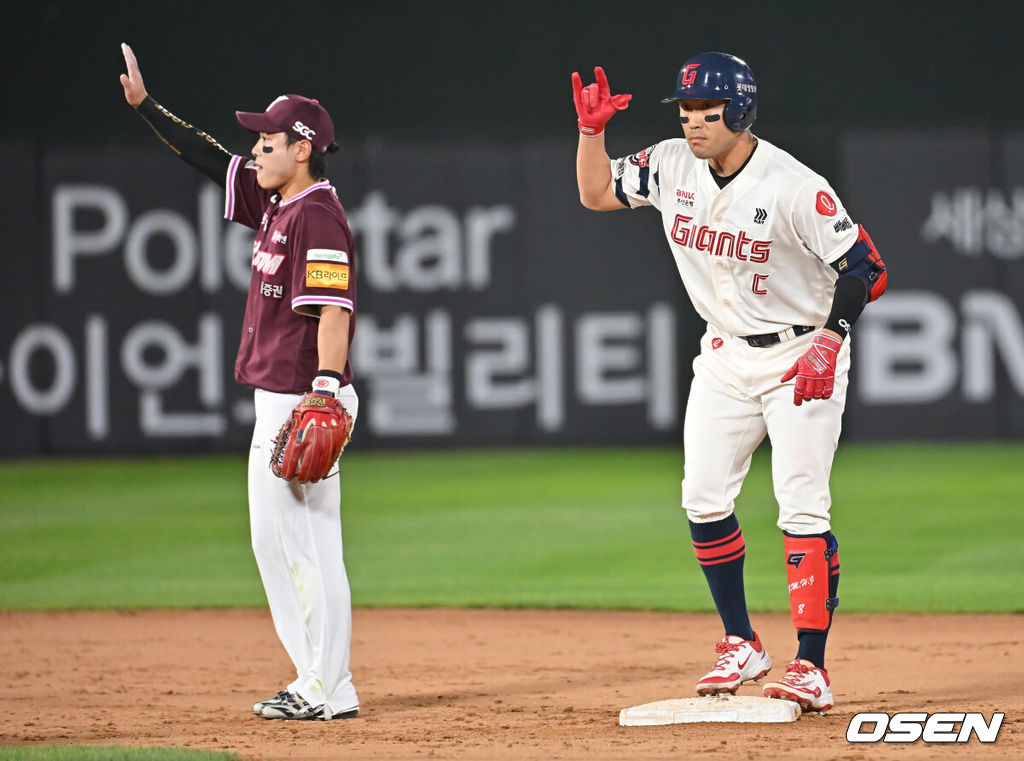 4일 부산 사직야구장에서 2025 신한 SOL 뱅크 KBO 리그 롯데 자이언츠와 키움 히어로즈의 경기가 열렸다. 홈팀 롯데는 박세웅이, 방문팀 키움은 김윤하가 선발 출전했다.롯데 자이언츠 전준우가 7회말 무사 1루 좌익수 뒤 2루타를 치고 세리머니를 하고 있다. 2025.06.04 / foto0307@osen.co.kr