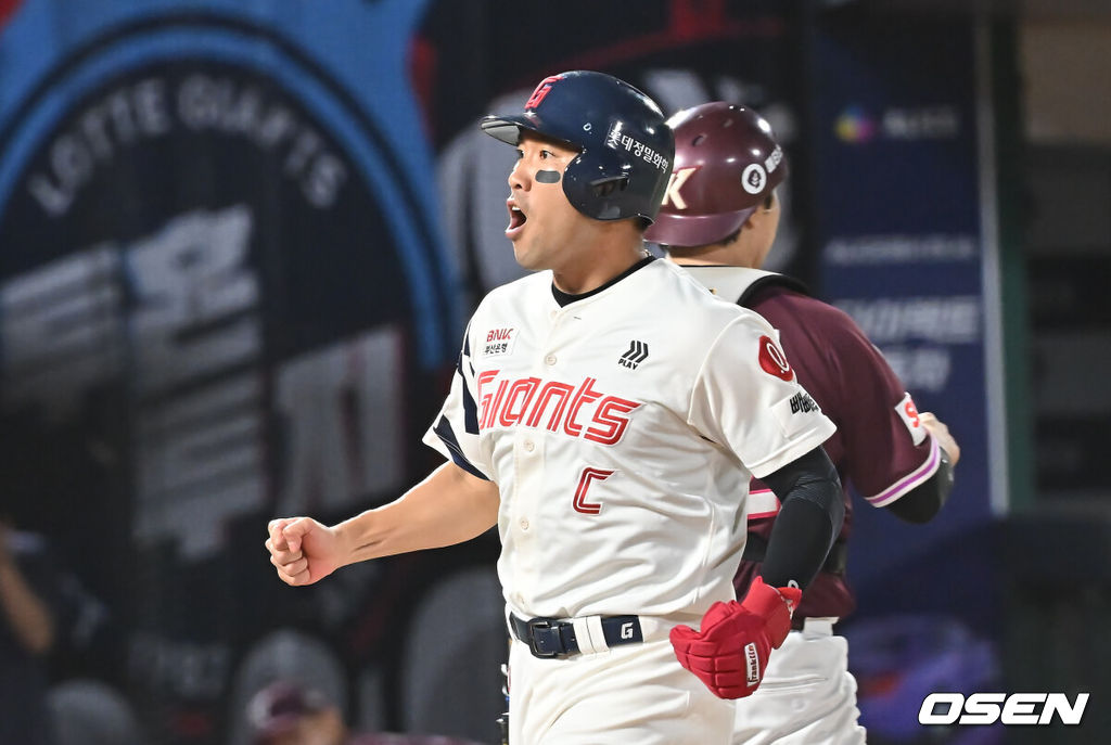 4일 부산 사직야구장에서 2025 신한 SOL 뱅크 KBO 리그 롯데 자이언츠와 키움 히어로즈의 경기가 열렸다. 홈팀 롯데는 박세웅이, 방문팀 키움은 김윤하가 선발 출전했다.롯데 자이언츠 전준우가 7회말 1사 2,3루 전민재의 우익수 앞 안타와 우익수 송구 실책으로 득점을 올리고 환호하고 있다. 2025.06.04 / foto0307@osen.co.kr