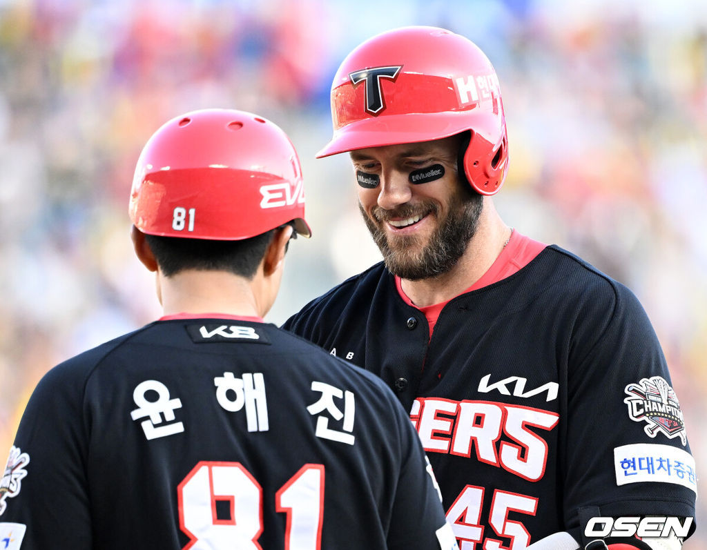 3일 오후 서울 잠실야구장에서 2025 신한 SOL Bank KBO리그 두산 베어스와 KIA 타이거즈의 경기가 열렸다.두산은 곽빈, KIA는 양현종을 선발 투수로 내세웠다.4회초 2사 1,2루에서 KIA 위즈덤이 우전 적시타를 치고 환호하고 있다. 2025.06.03 /sunday@osen.co.kr