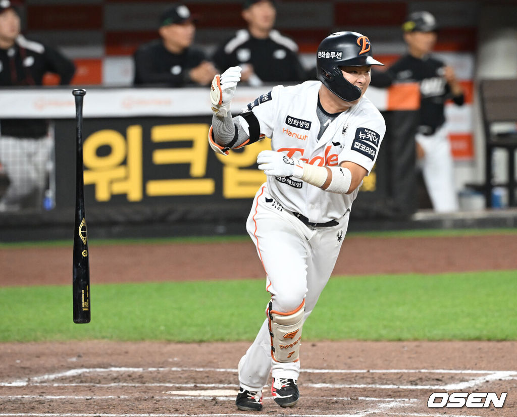4일 오후 대전 한화생명볼파크에서 ‘2025 신한 SOL Bank KBO리그’ 한화 이글스와 KT 위즈의 경기가 열렸다.이날 홈팀 한화는 와이스, KT는 오원석을 선발로 내세웠다.7회초 2사 2, 3루 한화 이도윤이 역전 2타점 적시타를 날리고 있다. 2025.06.04 / ksl0919@osen.co.kr