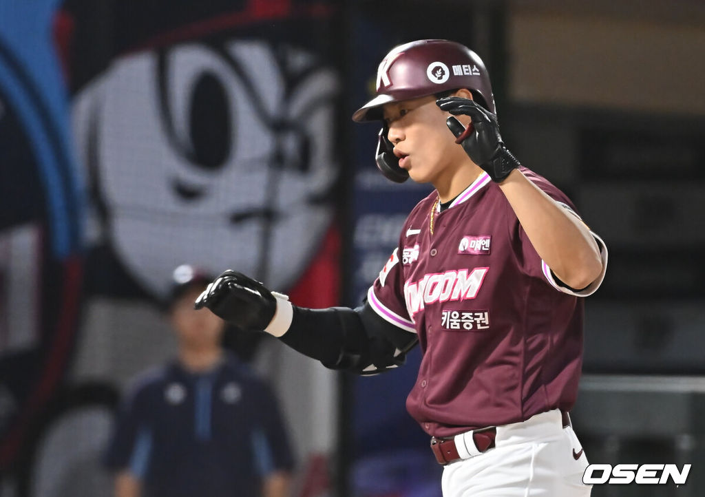 4일 부산 사직야구장에서 2025 신한 SOL 뱅크 KBO 리그 롯데 자이언츠와 키움 히어로즈의 경기가 열렸다. 홈팀 롯데는 박세웅이, 방문팀 키움은 김윤하가 선발 출전했다.키움 히어로즈 송성문이 6회초 1사 1,2루 좌월 3점 홈런을 치고 하이파이브를 하고 있다. 2025.06.04 / foto0307@osen.co.kr