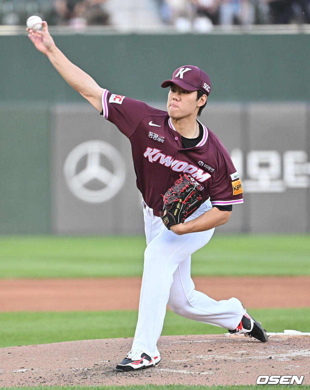 4일 부산 사직야구장에서 2025 신한 SOL 뱅크 KBO 리그 롯데 자이언츠와 키움 히어로즈의 경기가 열렸다. 홈팀 롯데는 박세웅이, 방문팀 키움은 김윤하가 선발 출전했다.키움 히어로즈 선발 투수 김윤하가 역투하고 있다. 2025.06.04 / foto0307@osen.co.kr