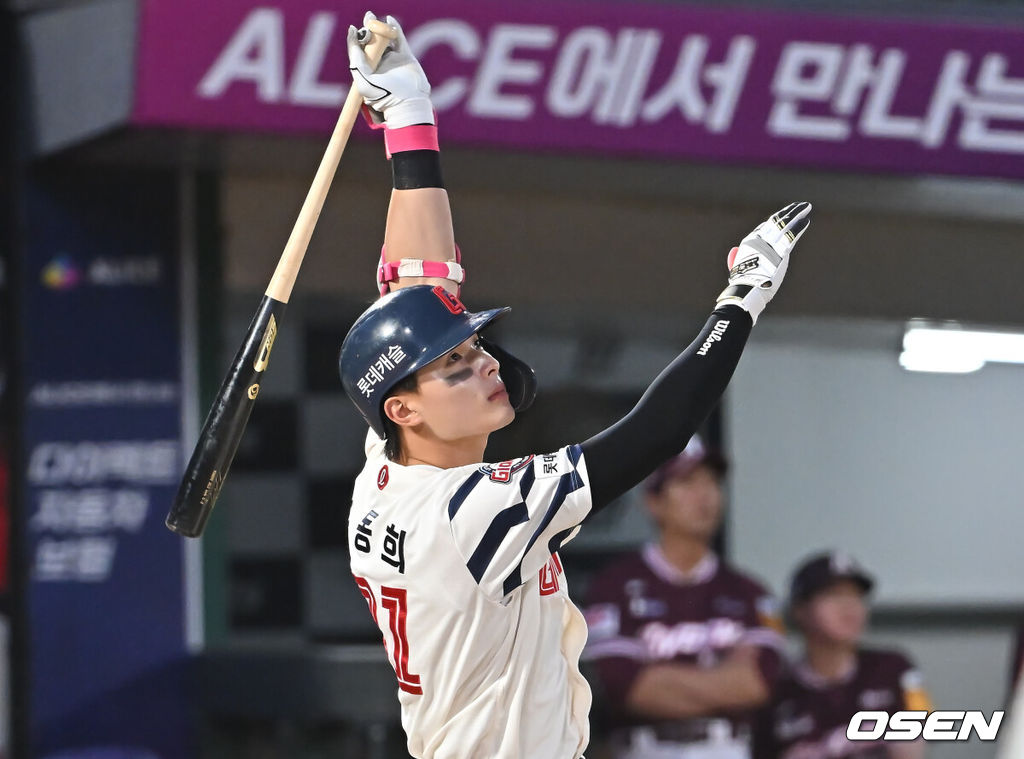 4일 부산 사직야구장에서 2025 신한 SOL 뱅크 KBO 리그 롯데 자이언츠와 키움 히어로즈의 경기가 열렸다. 홈팀 롯데는 박세웅이, 방문팀 키움은 김윤하가 선발 출전했다.롯데 자이언츠 윤동희가 3회말 2사 2,3루 우익수 희생 플라이볼을 치고 있다. 2025.06.04 / foto0307@osen.co.kr