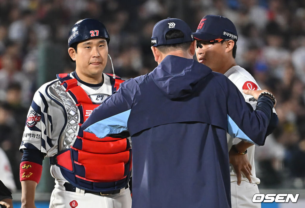 4일 부산 사직야구장에서 2025 신한 SOL 뱅크 KBO 리그 롯데 자이언츠와 키움 히어로즈의 경기가 열렸다. 홈팀 롯데는 박세웅이, 방문팀 키움은 김윤하가 선발 출전했다.롯데 자이언츠 주형광 코치가 4회초 1사 만루 위기서 마운드에 올라 박세웅과 얘기하고 있다. 2025.06.04 / foto0307@osen.co.kr