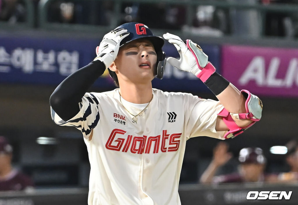 4일 부산 사직야구장에서 2025 신한 SOL 뱅크 KBO 리그 롯데 자이언츠와 키움 히어로즈의 경기가 열렸다. 홈팀 롯데는 박세웅이, 방문팀 키움은 김윤하가 선발 출전했다.롯데 자이언츠 윤동희가 8회말 2사 만루 유격수 직선타로 아웃되자 아쉬워하고 있다. 2025.06.04 / foto0307@osen.co.kr