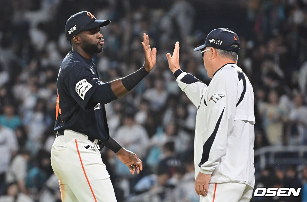 30일 창원NC파크에서 2025 신한 SOL 뱅크 KBO 리그 NC 다이노스와 한화 이글스의 경기가 열렸다. 홈팀 NC는 라일리가, 방문팀 한화는 류현진이 선발 출전했다. 한화 이글스 플로리얼이 NC 다이노스에 7-1로 승리한 후 김경문 감독과 기쁨을 나누고 있다. 2025.05.30 / foto0307@osen.co.kr