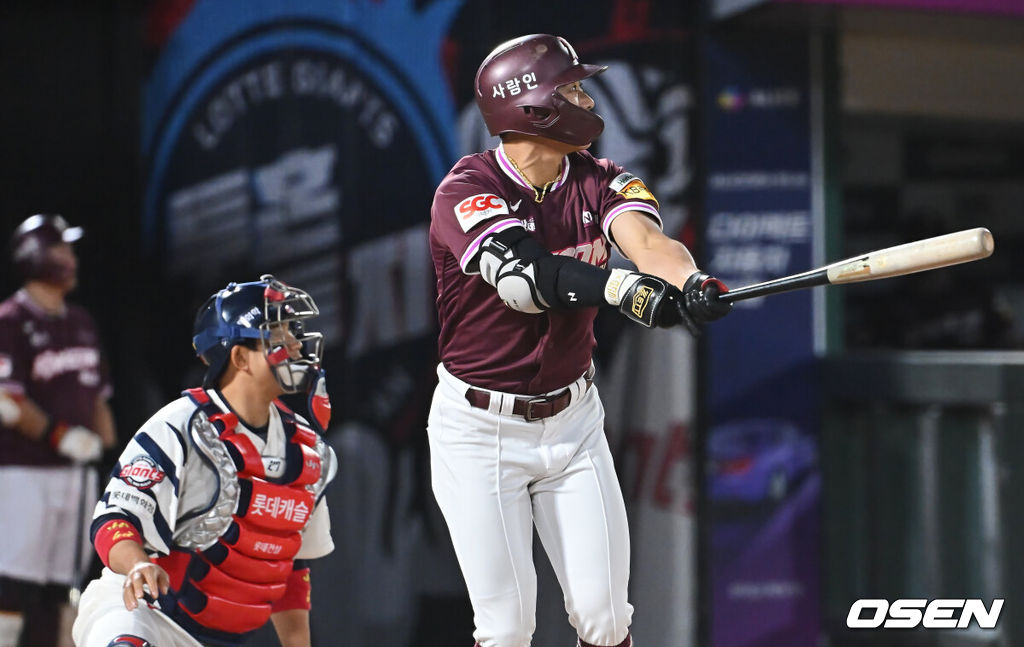 4일 부산 사직야구장에서 2025 신한 SOL 뱅크 KBO 리그 롯데 자이언츠와 키움 히어로즈의 경기가 열렸다. 홈팀 롯데는 박세웅이, 방문팀 키움은 김윤하가 선발 출전했다.키움 히어로즈 송성문이 4회초 2사 만루 싹쓸이 좌익수 뒤 2루타를 치고 있다. 2025.06.04 / foto0307@osen.co.kr