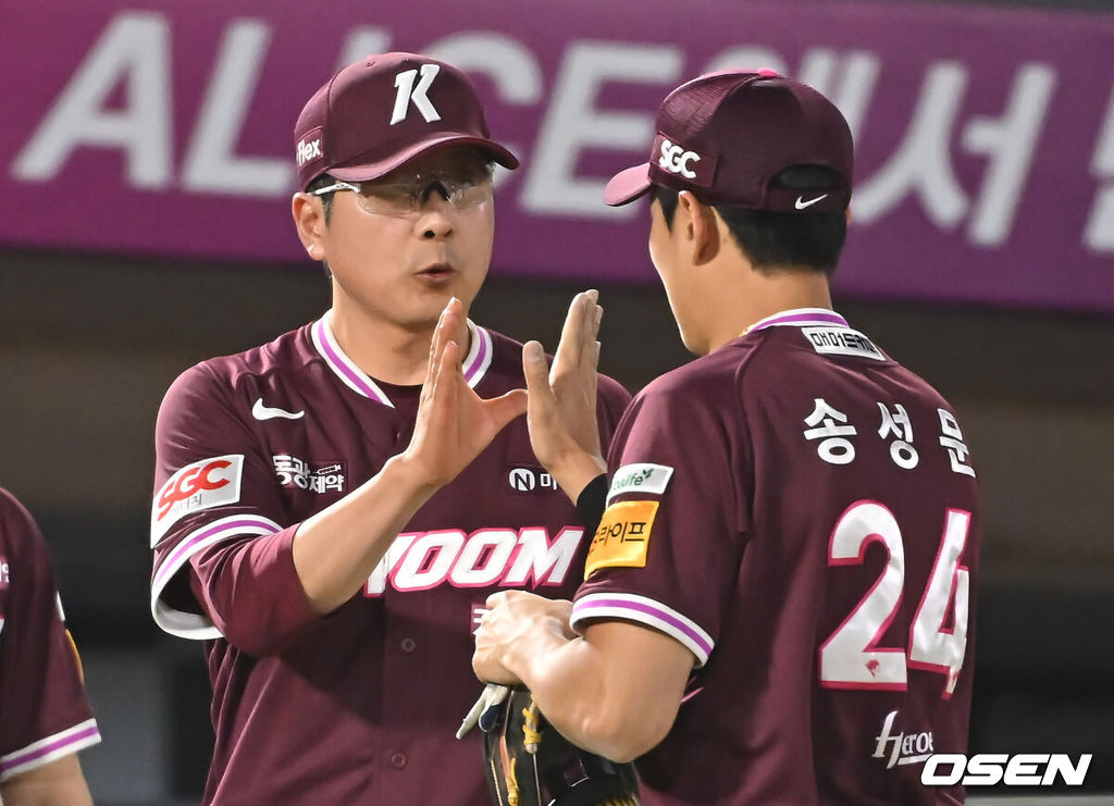 4일 부산 사직야구장에서 2025 신한 SOL 뱅크 KBO 리그 롯데 자이언츠와 키움 히어로즈의 경기가 열렸다. 홈팀 롯데는 박세웅이, 방문팀 키움은 김윤하가 선발 출전했다.키움 히어로즈 홍원기 감독이 롯데 자이언츠에 9-6으로 승리한 후 송성문과 기쁨을 나누고 있다. 2025.06.04 / foto0307@osen.co.kr