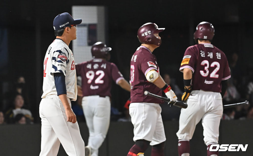 4일 부산 사직야구장에서 2025 신한 SOL 뱅크 KBO 리그 롯데 자이언츠와 키움 히어로즈의 경기가 열렸다. 홈팀 롯데는 박세웅이, 방문팀 키움은 김윤하가 선발 출전했다.롯데 자이언츠 박세웅이 4회초 2사 만루 키움 히어로즈 송성문에게 싹쓸이 좌익수 뒤 2루타를 맞고 아쉬워하고 있다. 2025.06.04 / foto0307@osen.co.kr