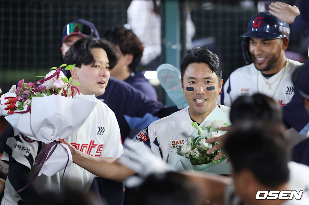 4일 부산 사직야구장에서 2025 신한 SOL 뱅크 KBO 리그 롯데 자이언츠와 키움 히어로즈의 경기가 열렸다. 홈팀 롯데는 박세웅이, 방문팀 키움은 김윤하가 선발 출전했다.롯데 자이언츠 전준우가 7회말 1사 2,3루 전민재의 우익수 앞 안타와 우익수 송구 실책으로 득점을 올리고 2000안타 달성 축하 꽃다발을 받고 있다. 2025.06.04 / foto0307@osen.co.kr