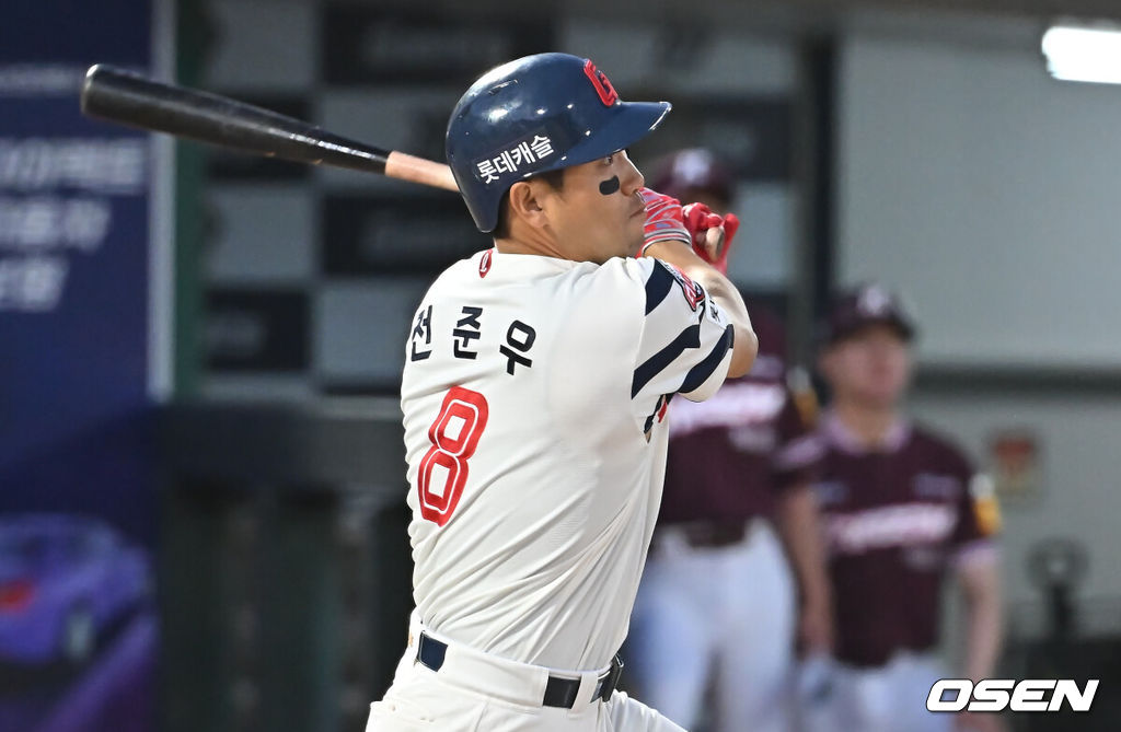 4일 부산 사직야구장에서 2025 신한 SOL 뱅크 KBO 리그 롯데 자이언츠와 키움 히어로즈의 경기가 열렸다. 홈팀 롯데는 박세웅이, 방문팀 키움은 김윤하가 선발 출전했다.롯데 자이언츠 전준우가 3회말 2사 1루 좌중간 안타를 치고 있다. 2025.06.04 / foto0307@osen.co.kr