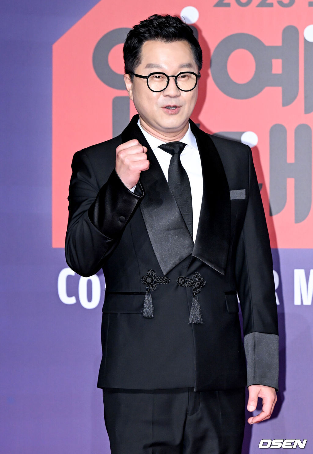 2023 SBS 연예대상 포토월 행사가 30일 서울 마포구 상암 SBS 프리즘타워에서 열렸다.방송인 지상렬이 레드카펫을 밟으며 포즈를 취하고 있다. 2023.12.30/cej@osen.co.kr