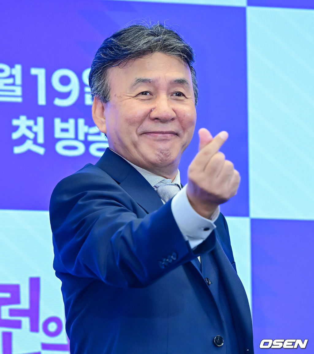 12일 오후 서울 마포구 상암동 스탠포드호텔에서 KBS2 새 수목시트콤 ‘빌런의 나라’ 제작발표회가 열렸다.오는 19일 첫 방송 예정인 ‘빌런의 나라’는 K-줌마 자매와 똘끼 충만 가족들의 때론 거칠면서도 때론 따뜻한 일상을 담은 시추에이션 코미디 드라마다.배우 박영규가 포토타임을 하고 있다. 2025.03.12 / jpnews@osen.co.kr