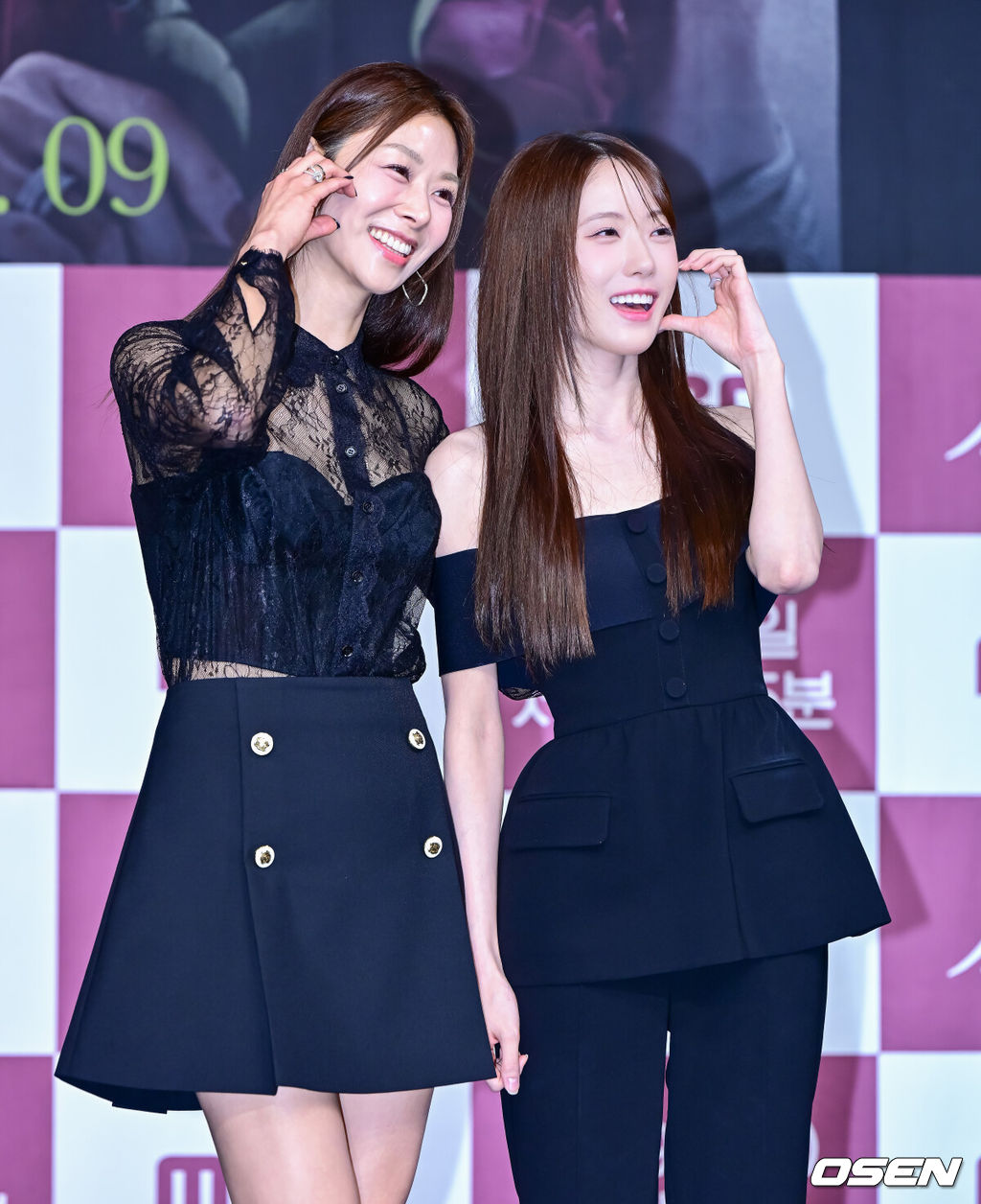 5일 오전 서울 상암동 MBC에서 MBC 새 일일드라마 ‘태양을 삼킨 여자’ 제작발표회가 열렸다.오는 9일(월) 첫 방송을 앞두고 있는 ‘태양을 삼킨 여자’는 피해자가 가해자로 둔갑한 세상, 하나뿐인 딸의 이름으로 재벌가에 맞선 한 여자의 처절한 복수극을 그린 작품이다. 배우 장신영, 이루다가 포즈를 취하고 있다. 2025.06.05 /jpnews@osen.co.kr