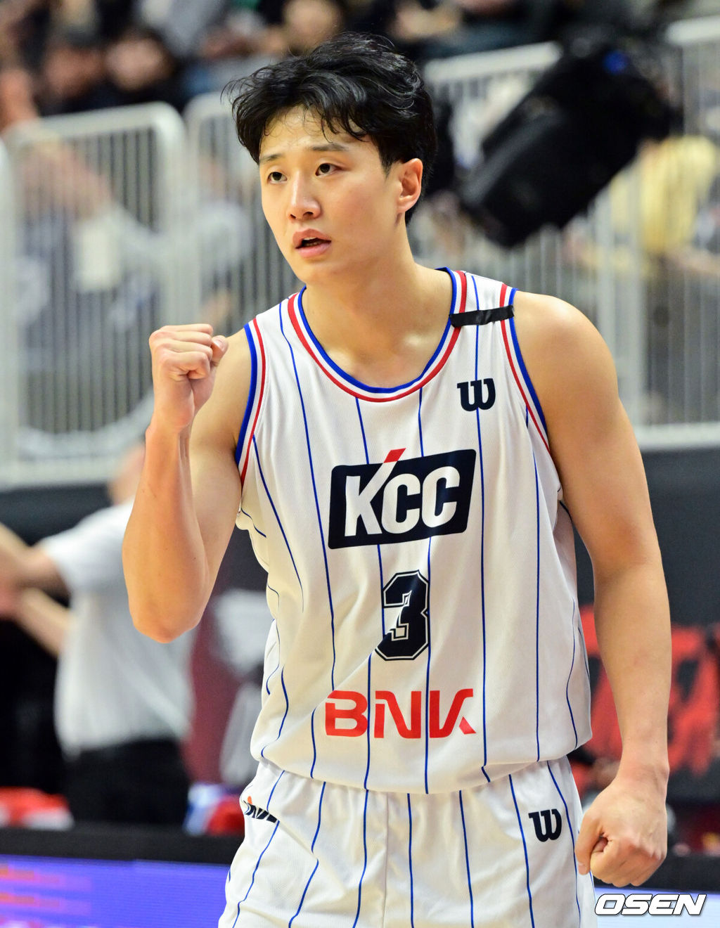1일 오후 수원 KT 아레나에서 '2024-2025 KCC 프로농구' 수원 KT 소닉붐과 부산 KCC 이지스의 경기가 열렸다.KT는 13승 10패로 공동 3위를, KCC는 10승 13패로 7위를 기록하고 있다.KCC 허웅이 2쿼터 버저비터 3점슛을 넣은 뒤 기뻐하고 있다. 2024.01.01 /cej@osen.co.kr