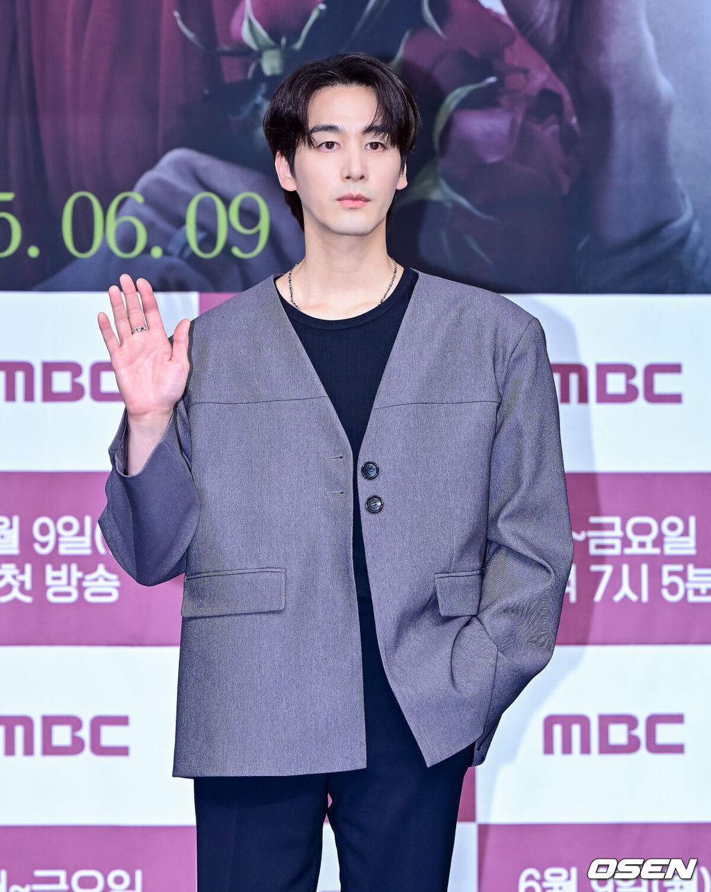 5일 오전 서울 상암동 MBC에서 MBC 새 일일드라마 ‘태양을 삼킨 여자’ 제작발표회가 열렸다.오는 9일(월) 첫 방송을 앞두고 있는 ‘태양을 삼킨 여자’는 피해자가 가해자로 둔갑한 세상, 하나뿐인 딸의 이름으로 재벌가에 맞선 한 여자의 처절한 복수극을 그린 작품이다. 배우 오창석이 포즈를 취하고 있다. 2025.06.05 /jpnews@osen.co.kr