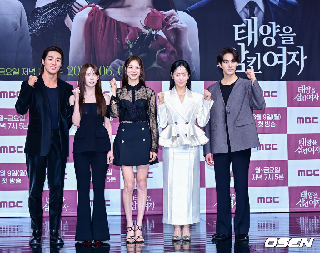 5일 오전 서울 상암동 MBC에서 MBC 새 일일드라마 ‘태양을 삼킨 여자’ 제작발표회가 열렸다.오는 9일(월) 첫 방송을 앞두고 있는 ‘태양을 삼킨 여자’는 피해자가 가해자로 둔갑한 세상, 하나뿐인 딸의 이름으로 재벌가에 맞선 한 여자의 처절한 복수극을 그린 작품이다. 배우 서하준, 이루다, 장신영, 윤아정, 오창석이 포즈를 취하고 있다. 2025.06.05 /jpnews@osen.co.kr