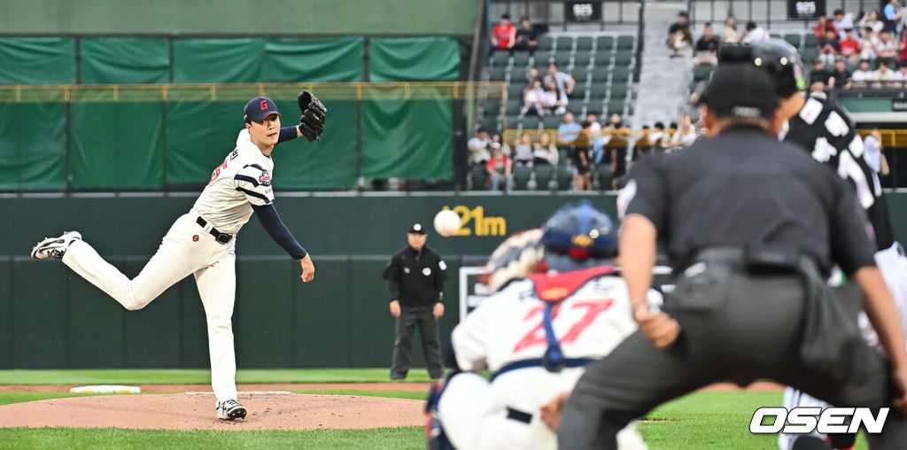 20일 부산 사직야구장에서 2025 신한 SOL 뱅크 KBO 리그 롯데 자이언츠와 LG 트윈스의 경기가 열렸다. 홈팀 롯데는 윤성빈, 방문팀 LG는 송승기가 선발 출전했다.롯데 자이언츠 선발 투수 윤성빈이 역투하고 있다. 2025.05.20 / foto0307@osen.co.kr