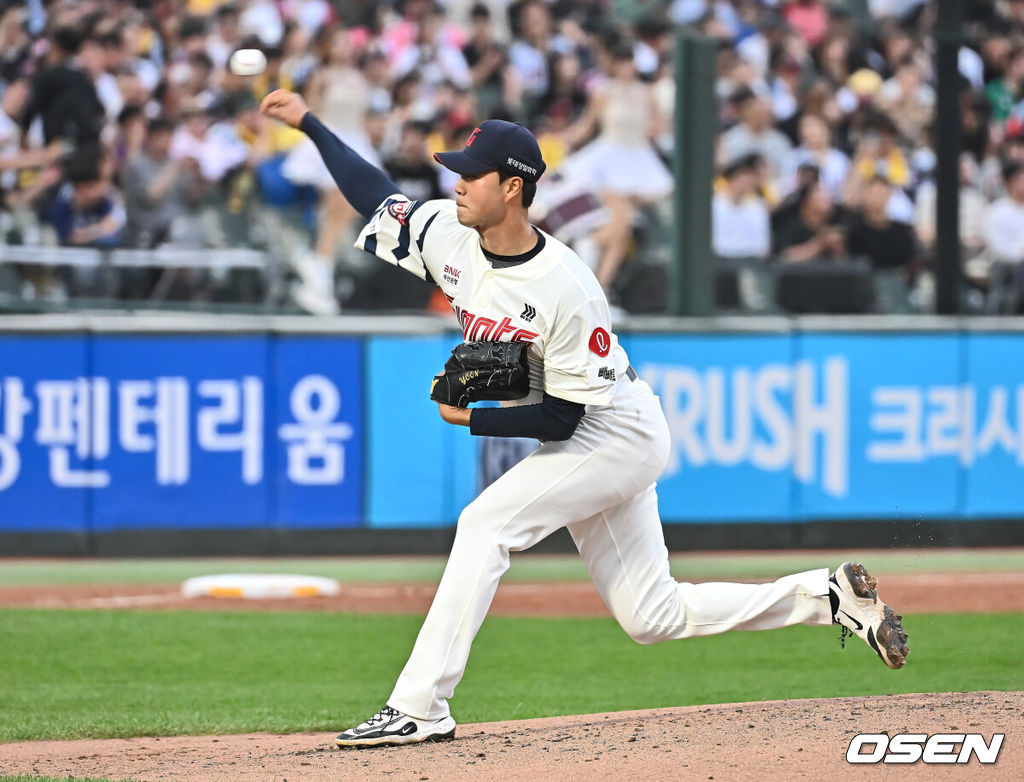 20일 부산 사직야구장에서 2025 신한 SOL 뱅크 KBO 리그 롯데 자이언츠와 LG 트윈스의 경기가 열렸다. 홈팀 롯데는 윤성빈, 방문팀 LG는 송승기가 선발 출전했다.롯데 자이언츠 선발 투수 윤성빈이 역투하고 있다. 2025.05.20 / foto0307@osen.co.kr