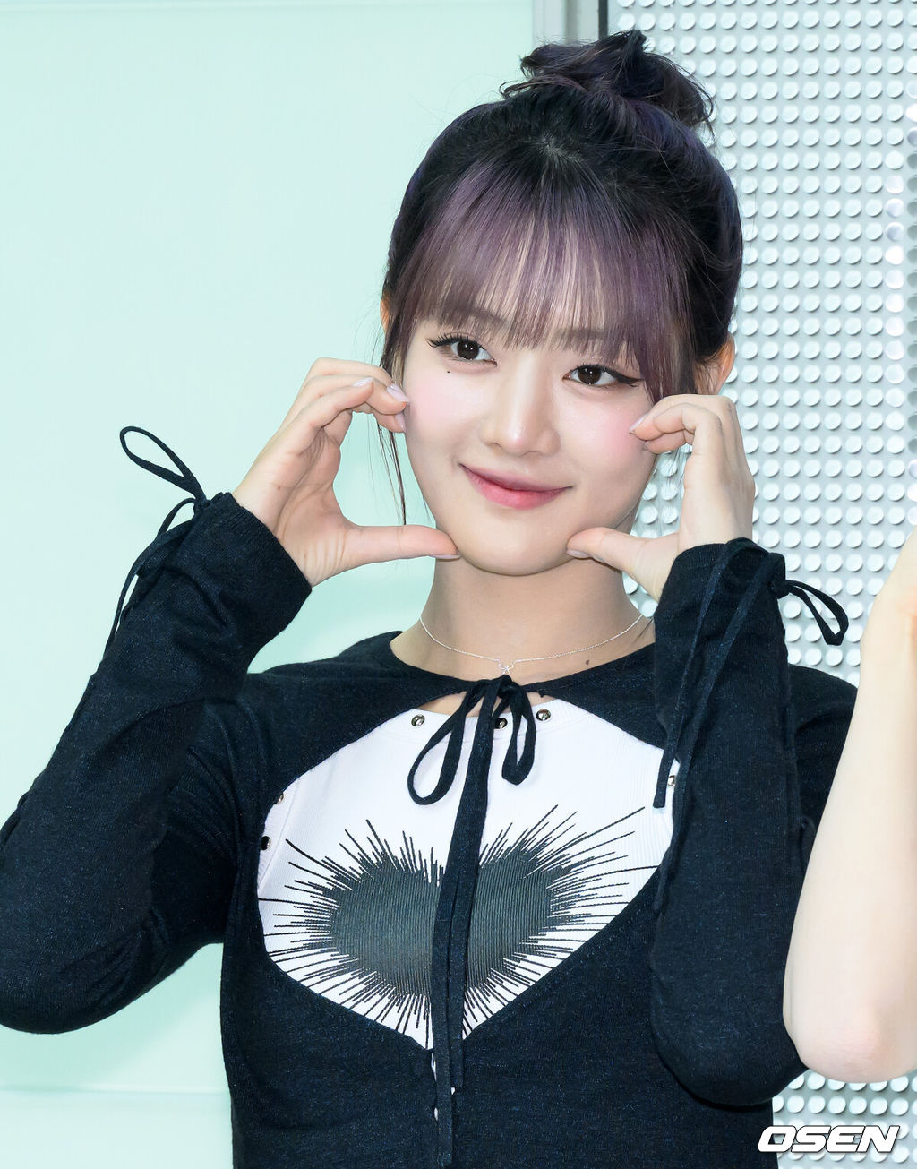 27일 오후 서울 양천구 목동 SBS에서 파워FM 라디오 '두시탈출 컬투쇼' 생방송이 진행됐다.이날 그룹 아이들이 방송에 출연했다.아이들 민니가 방송국으로 향하며 인사를 하고 있다. 2025.05.27 /sunday@osen.co.kr