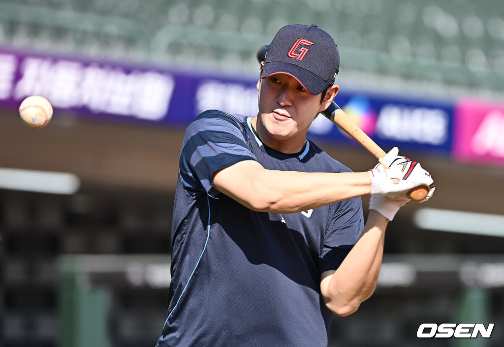 2일 부산 사직야구장에서 2025 신한 SOL 뱅크 KBO 리그 롯데 자이언츠와 NC 다이노스의 경기가 열린다. 홈팀 롯데는 나균안, 방문팀 NC는 최성영이 선발 출전한다.롯데 자이언츠 나승엽이 훈련을 하고 있다. 2025.05.02 / foto0307@osen.co.kr