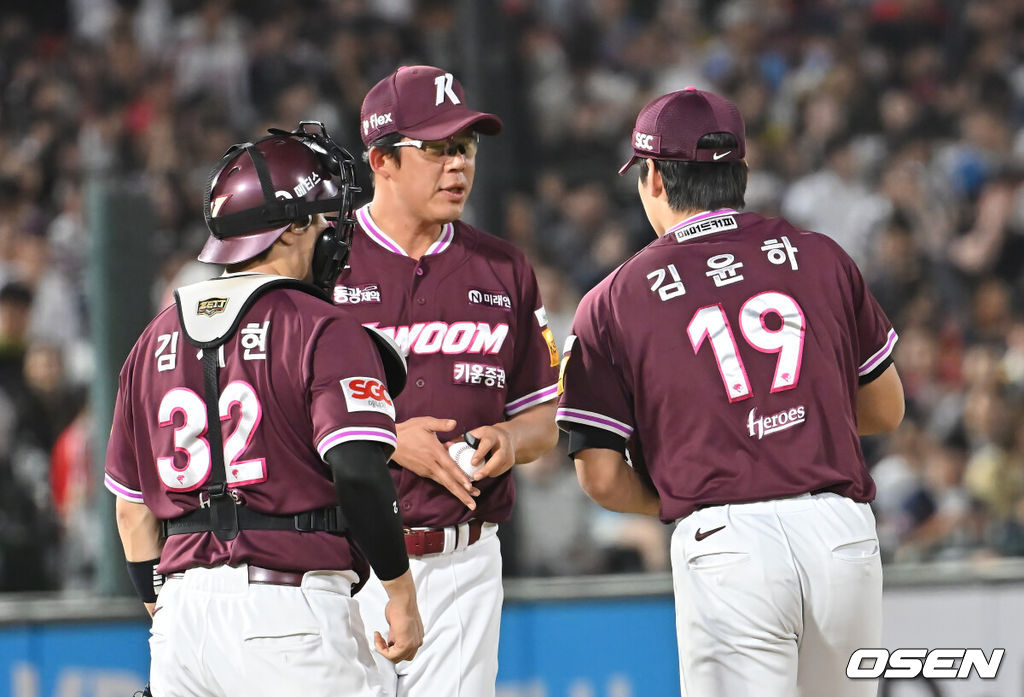 4일 부산 사직야구장에서 2025 신한 SOL 뱅크 KBO 리그 롯데 자이언츠와 키움 히어로즈의 경기가 열렸다. 홈팀 롯데는 박세웅이, 방문팀 키움은 김윤하가 선발 출전했다.키움 히어로즈 선발 투수 김윤하가 5회말 교체되고 있다. 2025.06.04 / foto0307@osen.co.kr