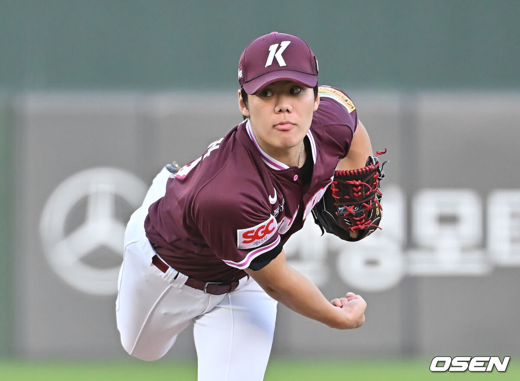 4일 부산 사직야구장에서 2025 신한 SOL 뱅크 KBO 리그 롯데 자이언츠와 키움 히어로즈의 경기가 열렸다. 홈팀 롯데는 박세웅이, 방문팀 키움은 김윤하가 선발 출전했다.키움 히어로즈 선발 투수 김윤하가 역투하고 있다. 2025.06.04 / foto0307@osen.co.kr