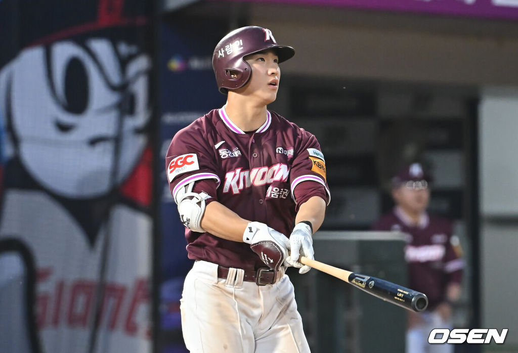 5일 부산 사직야구장에서 2025 신한 SOL 뱅크 KBO 리그 롯데 자이언츠와 키움 히어로즈의 경기가 열렸다. 홈팀 롯데는 데이비슨이, 방문팀 키움은 하영민이 선발 출전했다.키움 히어로즈 이주형이 4회초 2사 우중월 솔로 홈런을 치고 있다. 2025.06.05 / foto0307@osen.co.kr