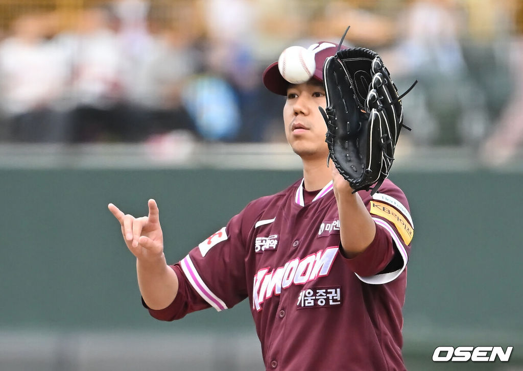5일 부산 사직야구장에서 2025 신한 SOL 뱅크 KBO 리그 롯데 자이언츠와 키움 히어로즈의 경기가 열렸다. 홈팀 롯데는 데이비슨이, 방문팀 키움은 하영민이 선발 출전했다.키움 히어로즈 선발 투수 하영민이 사인을 보내고 있다. 2025.06.05 / foto0307@osen.co.kr